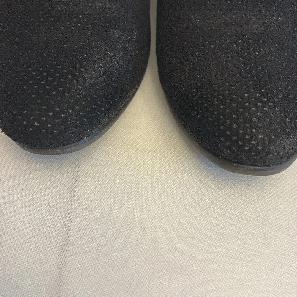 Refresh bootie Rider-05 style line slip on elastic side 1.5” block heels Size 7